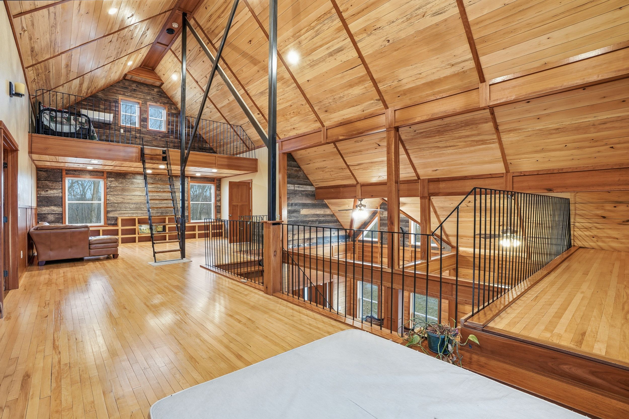 Listing Photo: 3300 Underwood Ave 0040-